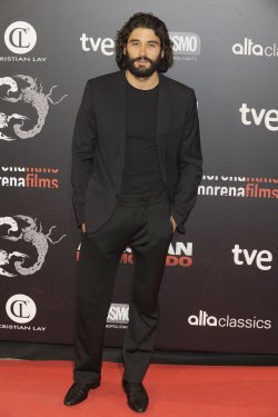 Álex García, más masculino que nunca, en la premiere de 'Alacrán enamorado'