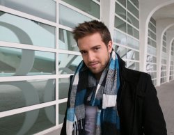 Pablo Alborán y su look: siempre con fulares y pañuelos