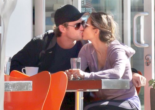 Elsa Pataky y Chris Hemsworth se besan en un restaurante de Los Ángeles
