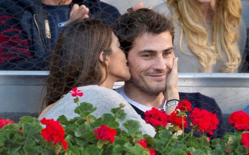 El tímido beso de Sara Carbonero a Iker Casillas.