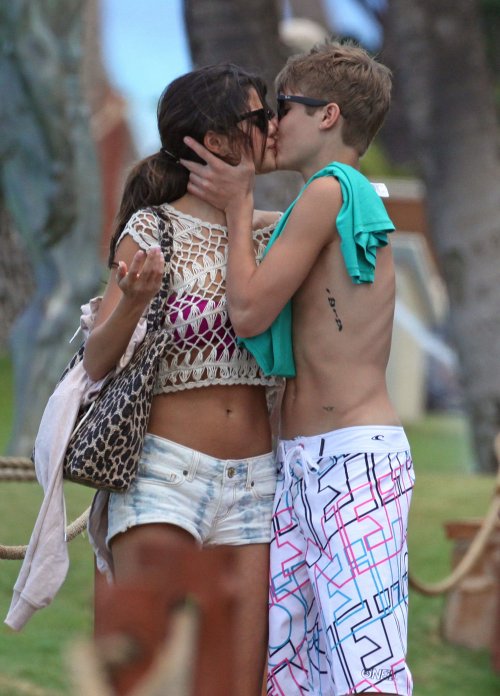 El exótico beso entre Justin Bieber y Selena Gómez