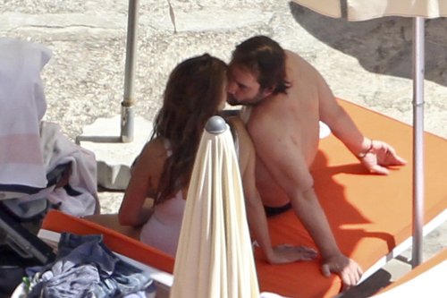 Beso en la playa entre Javier Bardem y Penélope Cruz