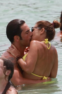 Paula Echevarría besa apasionadamente a David Bustamante