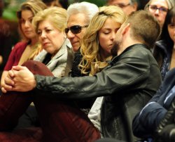 Shakira y Piqué se besan en público