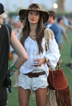 Alessandra Ambrosio posando en el Festival Coachella 2013