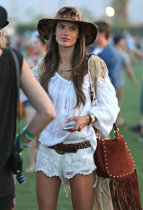 Alessandra Ambrosio posando en el Festival Coachella 2013