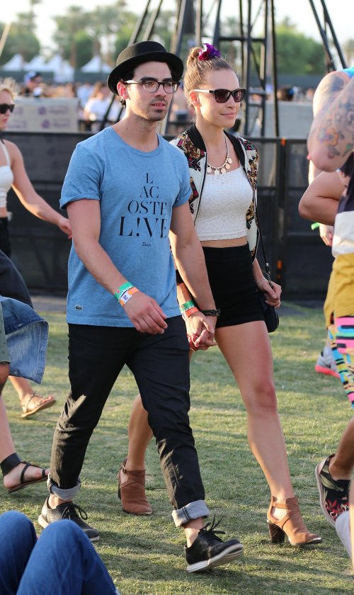 Joe Jonas se presenta en el Festival Coachella 2013 con look hipster