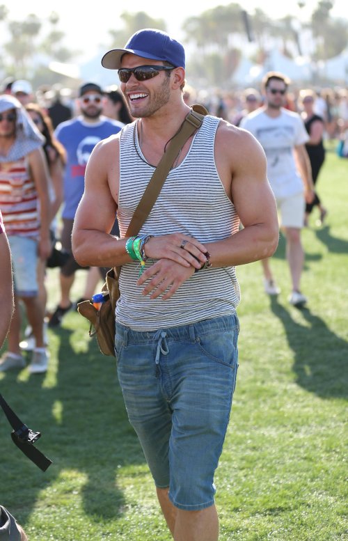 Kellan Lutz deja los focos por un día para disfrutar del Festival Coachella 2013