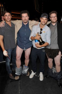 Taylor Lautner, Zac Efron y los calzoncillos en los MTV Movie Awards