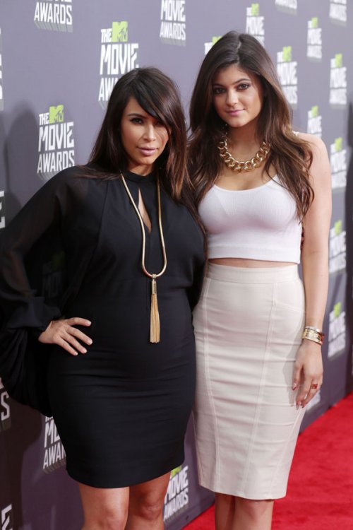 Kim Kardashian y Kylie Jenner, inseparables en los MTV Movie Awards 2013