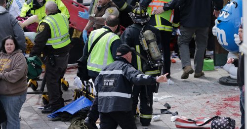 Efectivos tratan de ayudar a las víctimas del atentado de Boston