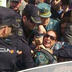 La foto de Isabel Pantoja, atacada y tirada de los pelos