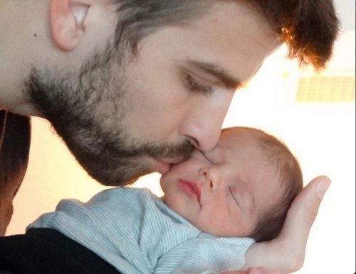 Una tierna foto de Gerard Piqué besando a su hijo Milan
