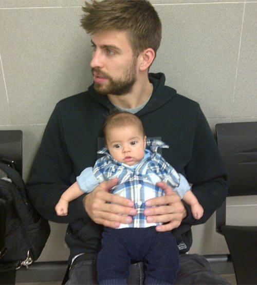 Gerad Piqué ejerce de padre y lleva a su hijo Milan a sacarse el pasaporte