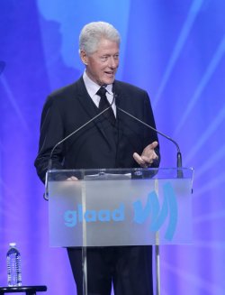 El ex presidente de Estados Unidos Bill Clinton, recoge un premio en la gala Glaad 2013