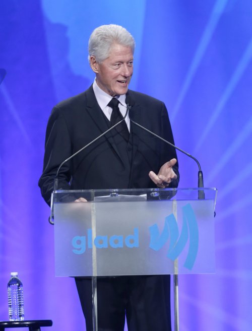 El ex presidente de Estados Unidos Bill Clinton, recoge un premio en la gala Glaad 2013