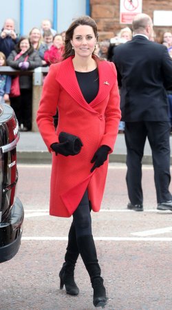 Kate Middleton, embarazada y de rojo pasión