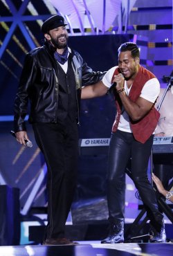 Juan Luis Guerra y Romeo Santos durante su actuación en los Billboard Latinos 2013