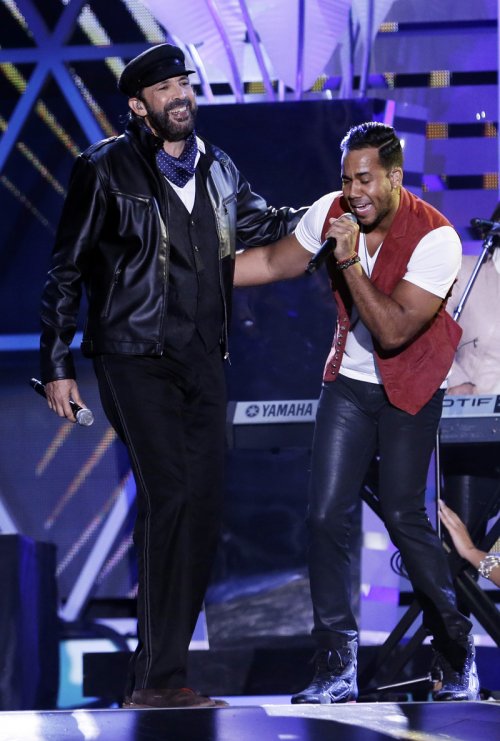 Juan Luis Guerra y Romeo Santos durante su actuación en los Billboard Latinos 2013