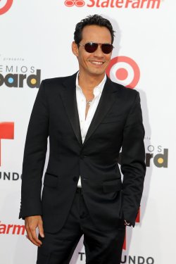 Marc Anthony con gafas en la alfombra roja de los Billboard Latinos 2013