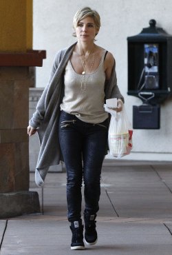 Look casual de Elsa Pataky con deportivas negras y camiseta de tirantes