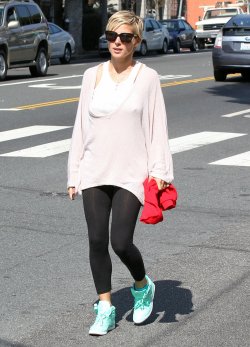 Elsa Pataky pasea con leggins y deportivas durante un soleado día