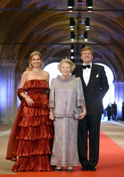 Guillermo y Máxima de Holanda llegan junto a la Reina Beatriz a su última cena antes de abdicar