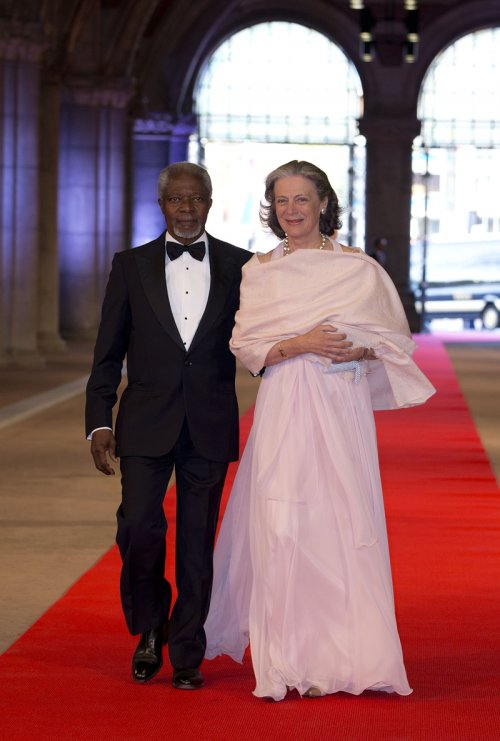 Kofi Annan y su mujer, Nane Maria Wallenberg, en la última cena organizada por Beatriz de Holanda como Reina