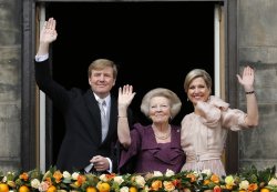 Guillermo y Máxima, Reyes de Holanda, saludan desde el balcón nada más ser proclamados