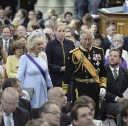 Carlos de Inglaterra y Camila, duquesa de Cornualles, en la coronación de Guillermo de Holanda