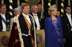 Guillermo y Máxima durante el acto en el que se convierten en Reyes de Holanda
