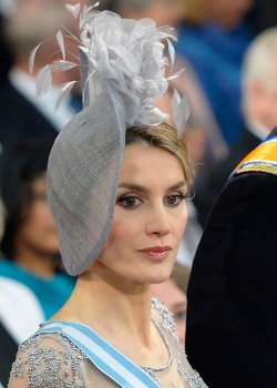 El tocado y la flor de Letizia en la coronación en Holanda