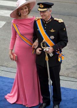 Matilde de Bélgica y su vestido rosa en la coronación en Holanda