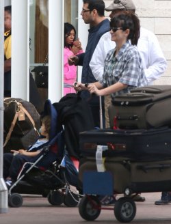 Penélope Cruz pasea a su hijo