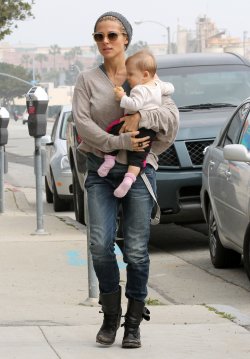 Elsa Pataky con su hija India en brazos