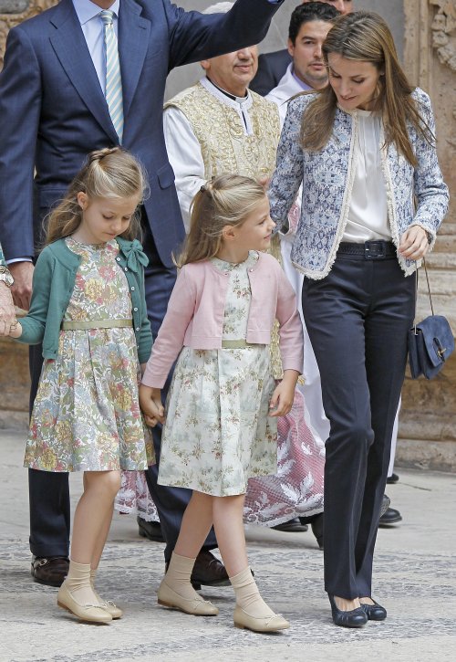 La princesa Letizia acompañada de las infantas Sofía y Leonor
