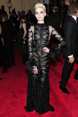 El look de Anne Hathaway en la gala MET 2013 dedicada a la estética Punk