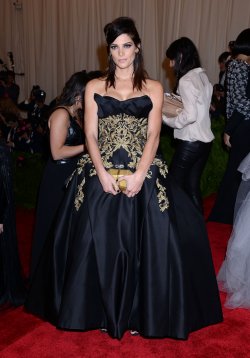 El look de Ashley Greene en la gala MET 2013 dedicada a la estética Punk