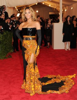 El look de Beyoncé Knowles en la gala MET 2013 dedicada a la estética Punk