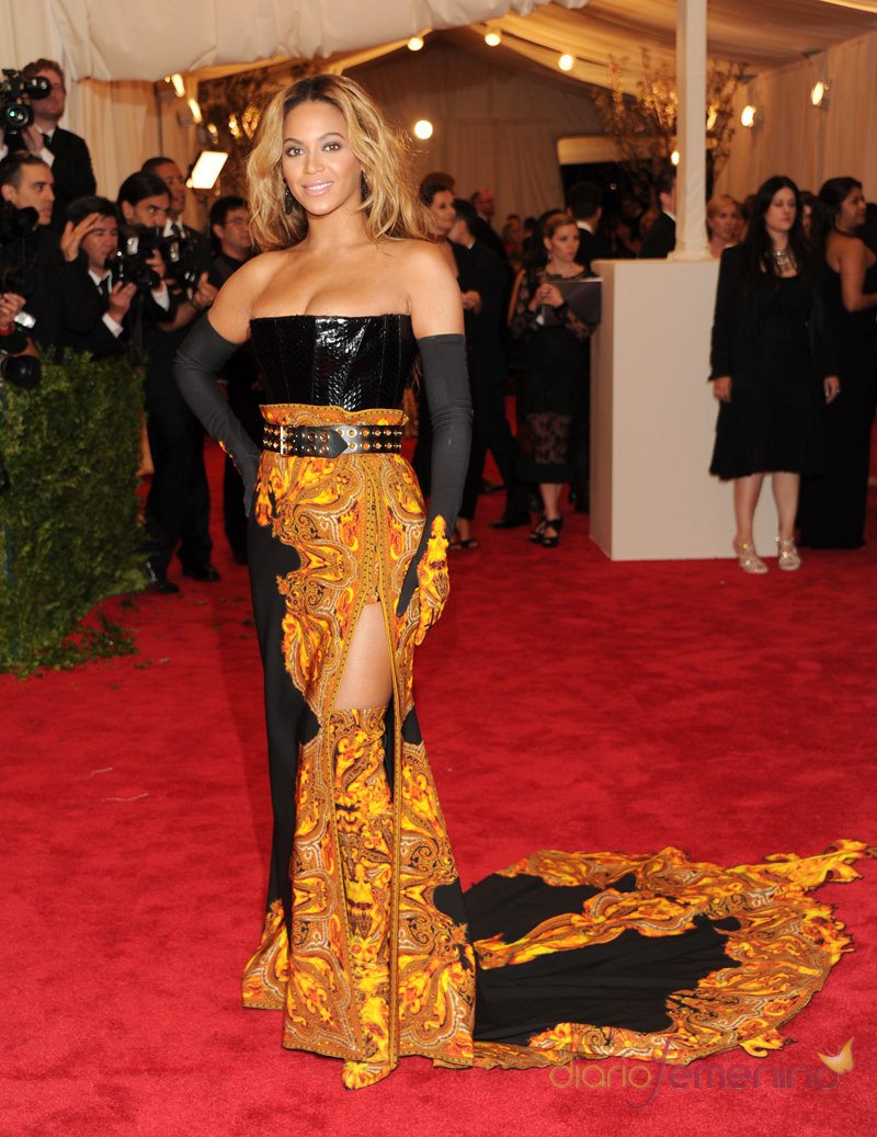 El look de Beyoncé Knowles en la gala MET 2013 dedicada a la estética Punk El look de Beyoncé Knowles en la gala MET 2013 dedicada a la estética Punk