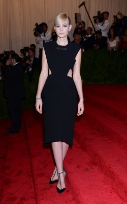 El look de Carey Mulligan en la gala MET 2013 dedicada a la estética Punk