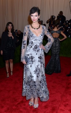 El look de Karlie Kloss en la gala MET 2013 dedicada a la estética Punk