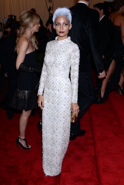 El look de Nicole Richie en la gala MET 2013 dedicada a la estética Punk