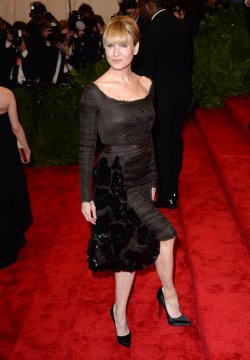 El look de Renée Zellweger en la gala MET 2013 dedicada a la estética Punk