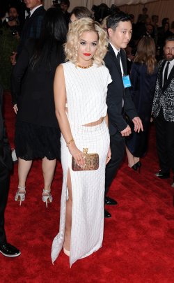 El look de Rita Ora en la gala MET 2013 dedicada a la estética Punk