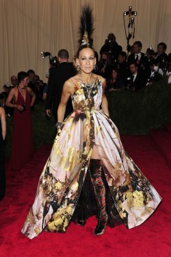 El look de Sarah Jessica Parker en la gala MET 2013 dedicada a la estética Punk