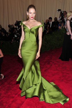 El look de Uma Thurman en la gala MET 2013 dedicada a la estética Punk