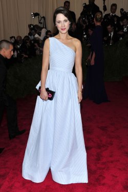 El look de Zooey Deschanel en la gala MET 2013 dedicada a la estética Punk