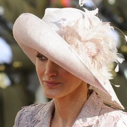El sombrero enorme de Letizia: la solución para su mal gesto