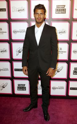 La estrella de ¡Mira Quién Baila! Maxi Iglesias en la alfombra roja de la fiesta de People en español